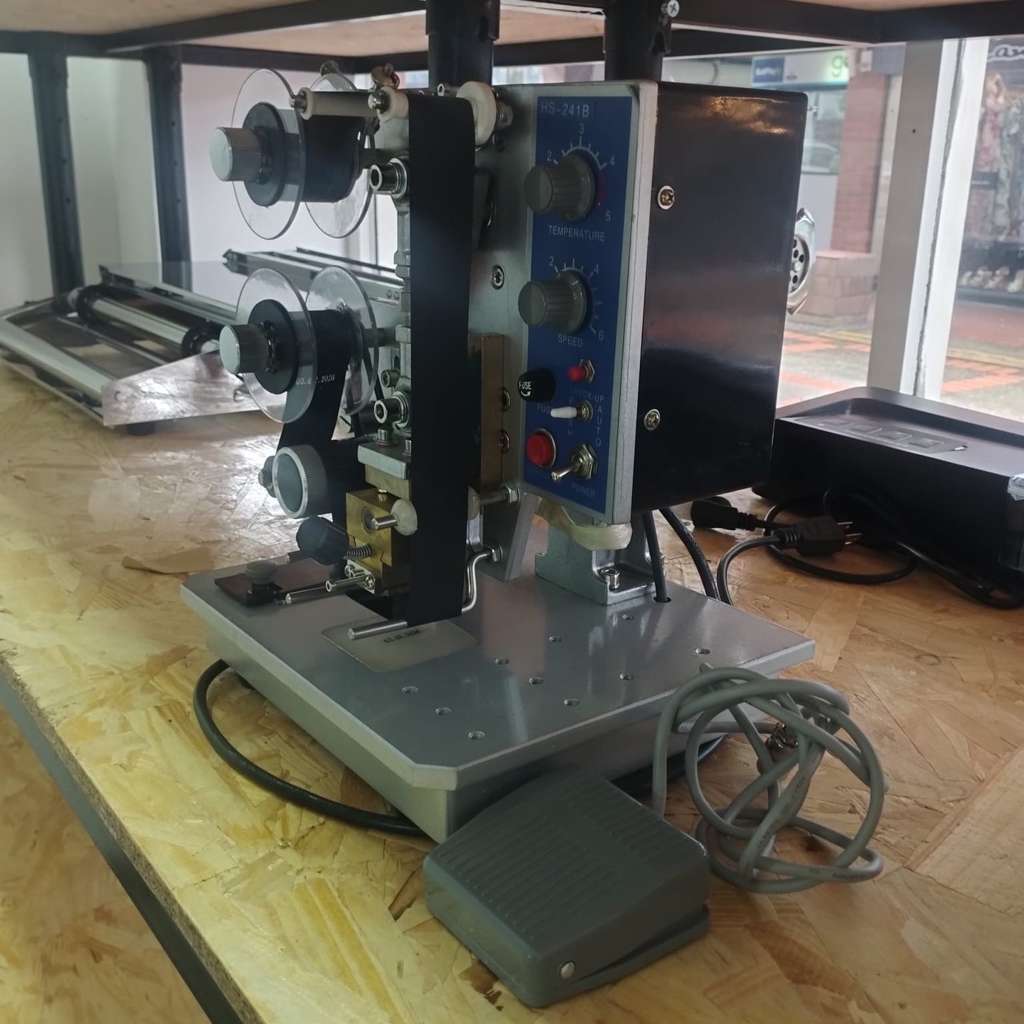 FECHADORA AUTOMATICA HP241B