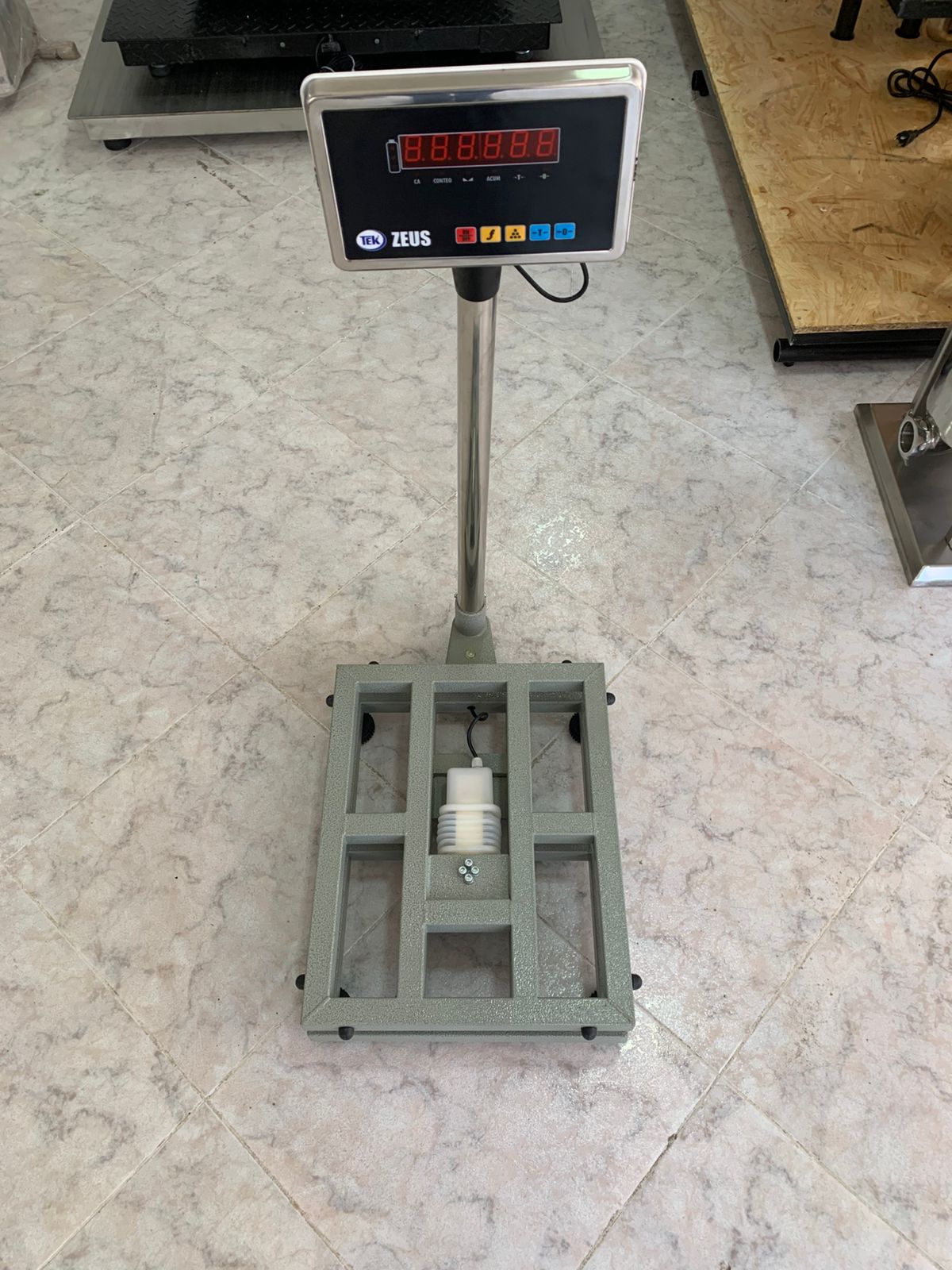 BÁSCULA ESTRUCTURA TUBULAR TAPA ACERO INOX MARCA TEK