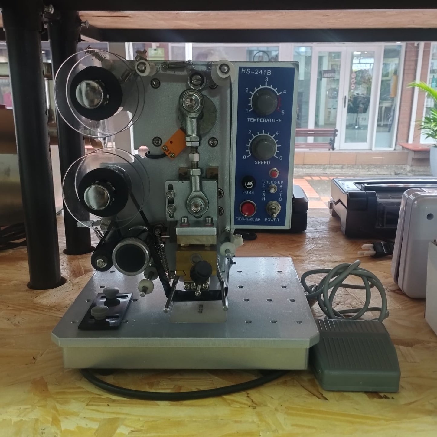 FECHADORA AUTOMATICA HP241B