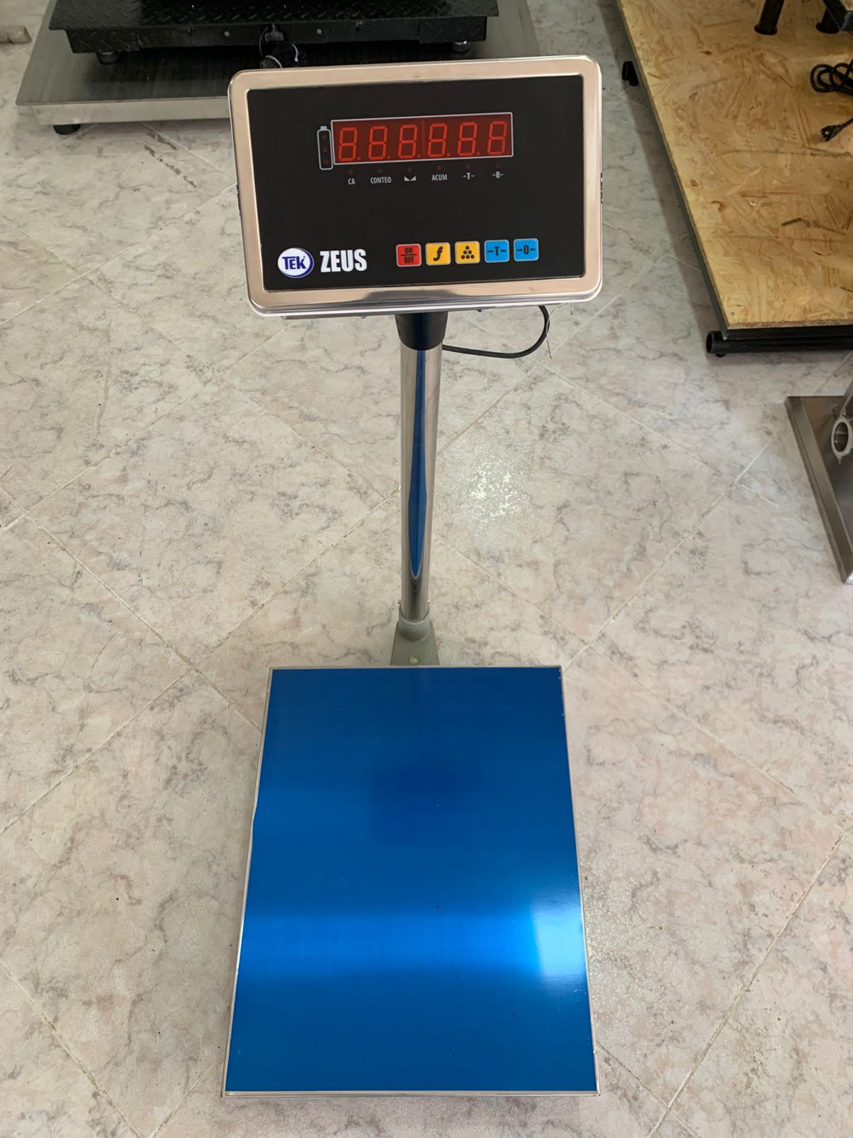 BÁSCULA ESTRUCTURA TUBULAR TAPA ACERO INOX MARCA TEK