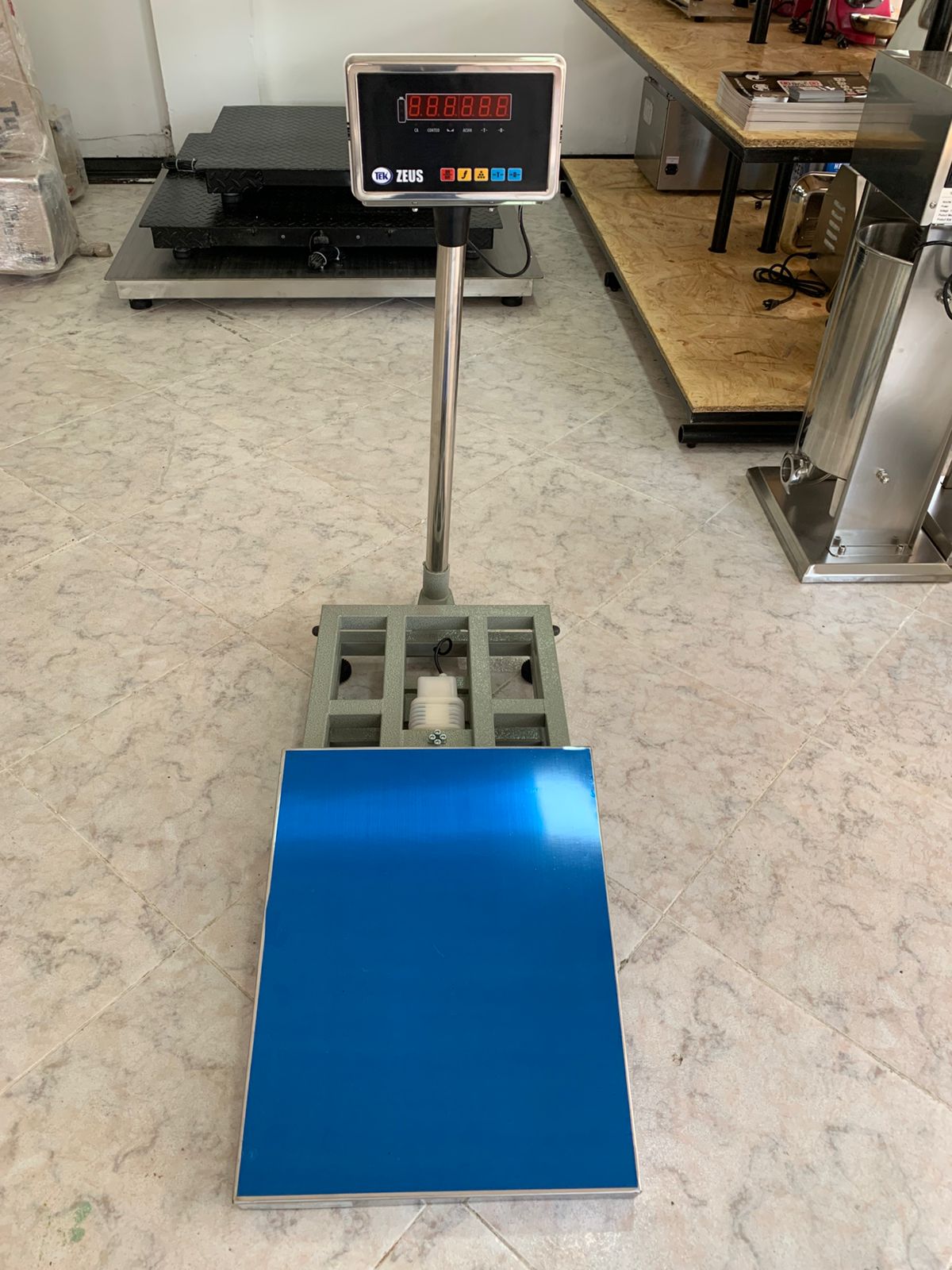 BÁSCULA ESTRUCTURA TUBULAR TAPA ACERO INOX MARCA TEK